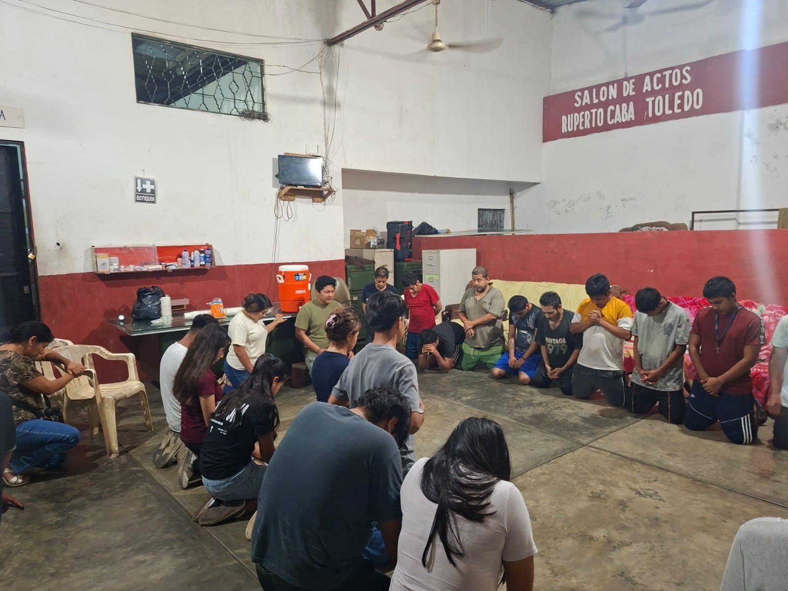 Compartiendo el evangelio con grupo de jóvenes y adultos en un anexo de Tapachula. ¡Tu lo haces posible!